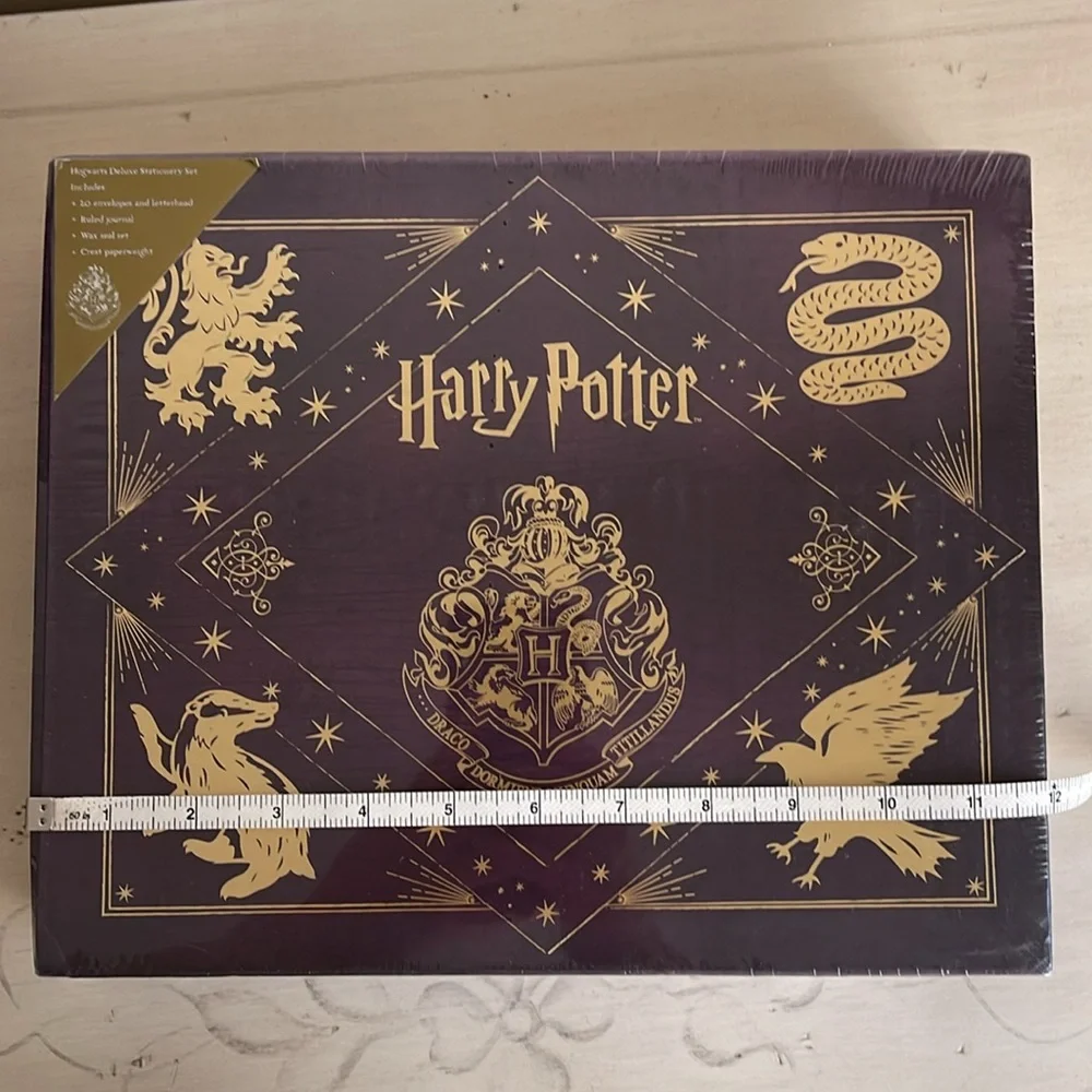 NWT - HARRY POTTER  DELUXE HOGWARTS STATIONARY SET